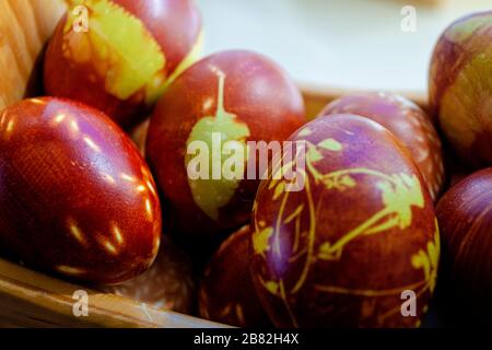 Uova di pollo colorate con vecchio metodo naturale da bucce di cipolla. Uova strapazzate con diversi modelli naturali in scatola. Messa a fuoco selettiva con Foto Stock