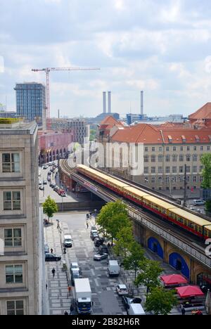 Berlino, Germania 05-17-2019 aereo del treno cittadino, S-Bahn vicino alla stazione Alexanderplatz Foto Stock