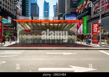 Lo stand TKTS vuoto a Times Square a New York è chiuso, poiché Broadway è chiusa a causa delle distanze sociali imposte dalla pandemia COVID-19, vista domenica 15 marzo 2020. (© Richard B. Levine) Foto Stock