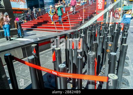 Lo stand TKTS di Times Square a New York è chiuso, poiché Broadway è chiusa a causa delle distanze sociali imposte dalla pandemia COVID-19, vista domenica 15 marzo 2020. (© Richard B. Levine) Foto Stock