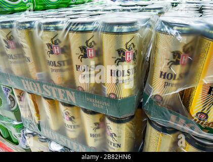 Samara, Russia - 16 marzo 2020: Holsten birra alcolica in lattine di metallo pronta per la vendita sullo scaffale in superstore. Varie bevande alcoliche in bottiglia Foto Stock