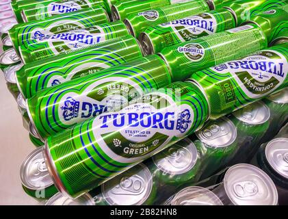Samara, Russia - 16 marzo 2020: Birra alcolica Tuborg in lattine di metallo pronta per la vendita sullo scaffale del superstore. Varie bevande alcoliche in bottiglia a Foto Stock