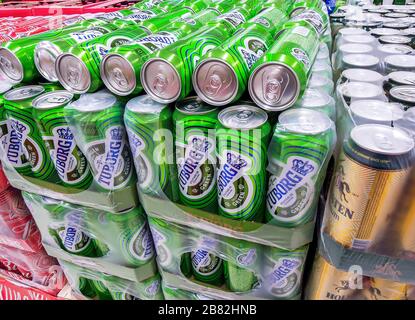 Samara, Russia - 16 marzo 2020: Birra alcolica Tuborg in lattine di metallo pronta per la vendita sullo scaffale del superstore. Varie bevande alcoliche in bottiglia a Foto Stock