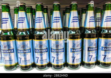 Samara, Russia - 16 marzo 2020: Birra alcolica Baltika in bottiglie di vetro pronte per la vendita sullo scaffale del superstore. Varie bevande alcoliche in bottiglia Foto Stock