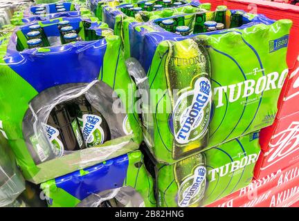 Samara, Russia - 16 marzo 2020: Birra alcolica Tuborg in bottiglie di vetro pronte per la vendita sullo scaffale del superstore. Varie bevande alcoliche in bottiglia Foto Stock