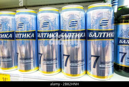 Samara, Russia - 16 marzo 2020: Birra alcolica Baltika in bottiglie di vetro pronte per la vendita sullo scaffale del superstore. Varie bevande alcoliche in bottiglia Foto Stock