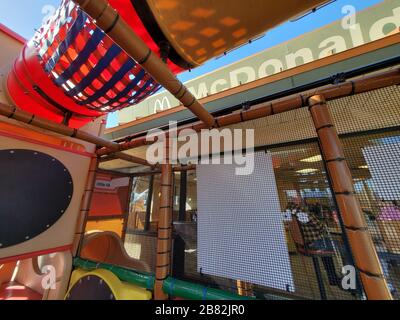 Dettaglio dello spazio giochi all'aperto per bambini al McDonald's Restaurant di Dublino, California, 23 febbraio 2020. () Foto Stock