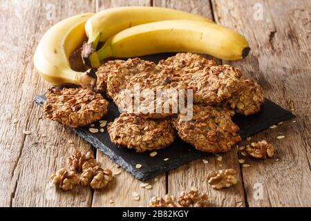 biscotti di banana con ingredienti primo piano su un tabellone di ardesia sul tavolo. orizzontale Foto Stock