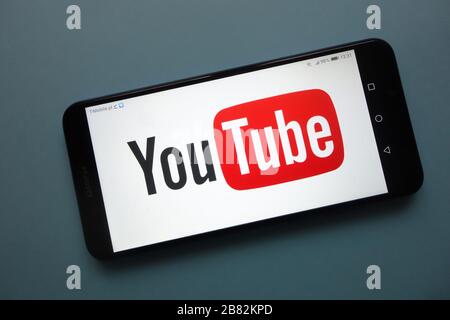 Logo YouTube sullo smartphone Foto Stock