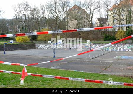 Kassel, Germania. 19 Mar 2020. I campi di pallacanestro del Goetheanlage, popolari tra i giovani, sono corrondati. La polizia pattuglia la zona e si rivolge a gruppi di persone per avvertirli del pericolo e della diffusione del virus corona. Credit: Uwe Zucchi/dpa/Alamy Live News Foto Stock