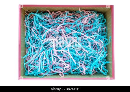 Trucioli decorativi di carta per confezione regalo. La sottile carta da imballaggio si trova in una scatola. Vista dall'alto. Foto Stock