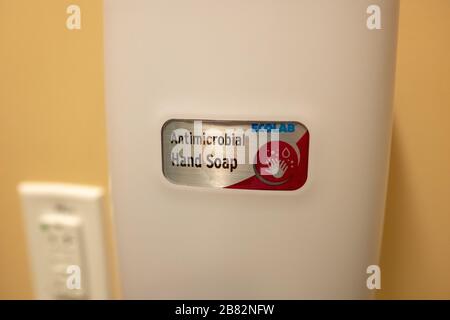 Primo piano del dispenser di zuppe antimicrobiche Ecolab presso un ospedale di San Francisco, California, durante lo scoppio del coronavirus COVID-19, 12 marzo 2020. () Foto Stock