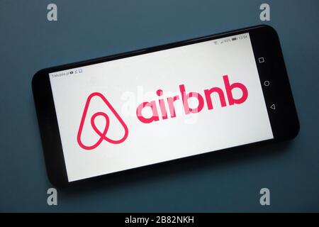 Logo Airbnb visualizzato sullo smartphone Foto Stock