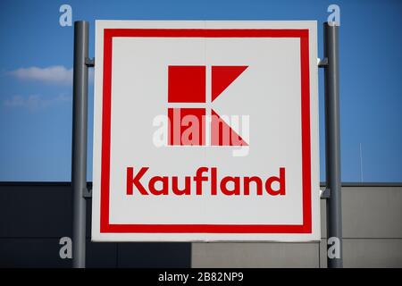 Czestochowa, Polonia - 17 marzo 2020: Vista interna del Kaufland, logo Kaufland - negozio di gastronomia e supermercati catena di negozi Foto Stock