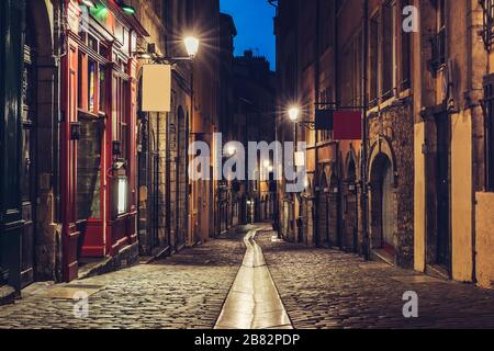 Piccola strada nella vecchia Lione, Francia Foto Stock