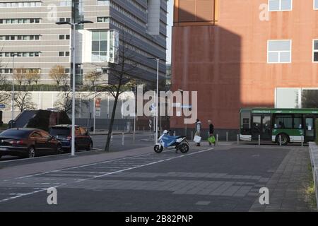 Milano, Italia. 19 Mar 2020. Una visione generale del Distretto Bicocca il 19 marzo 2020 a Milano. La primavera fiorisce nei sobborghi mentre il governo italiano continua ad applicare le misure di blocco a livello nazionale per controllare la diffusione del COVID-19. Credit: Mairo Cinquetti/Alamy Live News Foto Stock