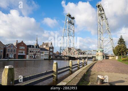 Vista del ponte di sollevamento sul canale 'Gouwe' con case tradizionali lungo il fiume. Foto Stock