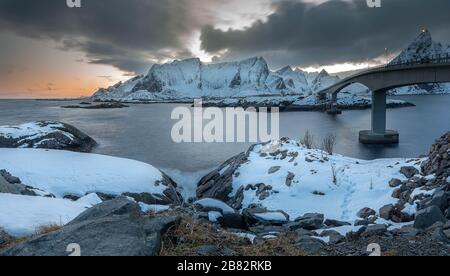 Panorama paesaggio fotografia durante il tramonto sull'isola di Lofoten, Norvegia. Foto Stock