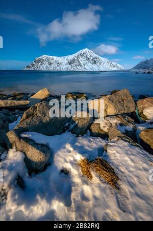 Bellissimo paesaggio Skagsanden spiaggia sull'isola di Lofoten, Norvegia. Foto Stock