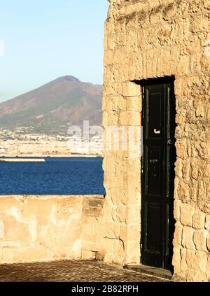Il vulcano Vesuvio e il golfo di Napoli visto da una vecchia terrazza in pietra Foto Stock