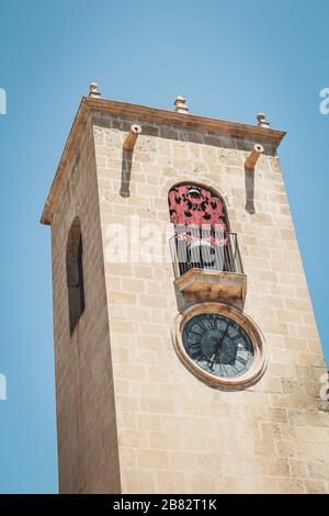 Torre della Basilica di Santa Maria (Iglesia Fortificada de Santa María) con sfondo cielo blu Foto Stock