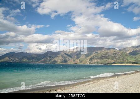 Vista sul lago Hawea vicino al lago Wanaka, South Island, Nuova Zelanda Foto Stock