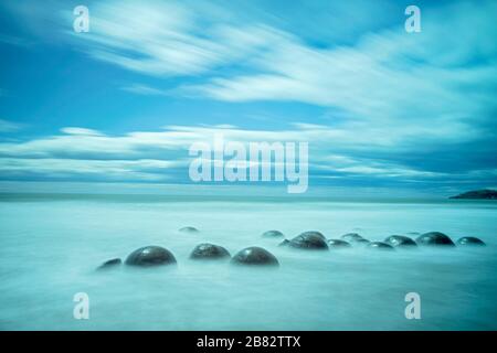 Vista dei massi sulla spiaggia di Moeraki, Boulders Beach, South Island, Nuova Zelanda Foto Stock