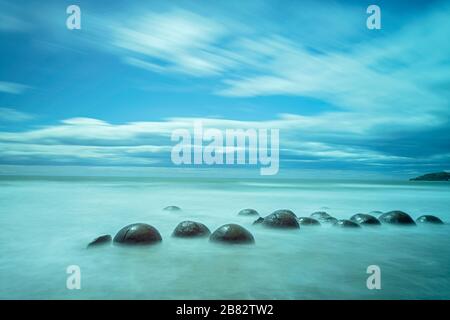 Vista dei massi sulla spiaggia di Moeraki, Boulders Beach, South Island, Nuova Zelanda Foto Stock