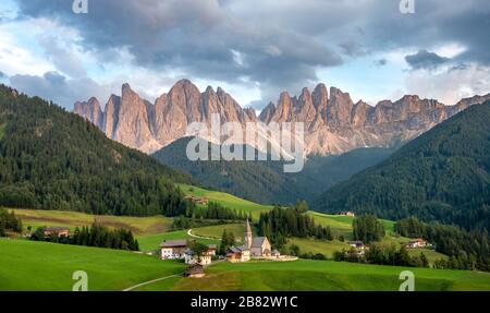 Chiesa Di S. Maddalena, Villnoesstal, Sul Retro Geislergruppe Con Sass Rigais, S. Maddalena, Bolzano, Alto Adige, Italia Foto Stock