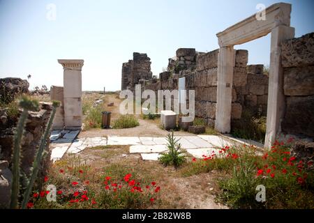 Antiche rovine e colonne a Laodiceia Antique City (Leodikya), che si trovava nelle regioni ellenistiche di Caria e Lydia. Laodiceia si trova Foto Stock