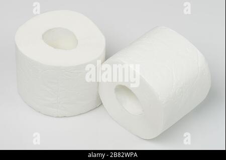 Due rotoli di carta igienica isolati su sfondo bianco studio Foto Stock