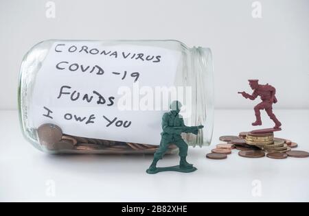 Vaso di monete. Fondi per il coronavirus, lotta contro il coronavirus, risparmio, debito... concetto Foto Stock