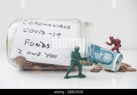 Vaso di monete, Winston Churchill su cinque libra nota, fondi Coronavirus, lotta Coronavirus, risparmio, debito... concetto Foto Stock