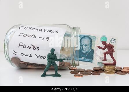 Vaso di monete, Winston Churchill su cinque libra nota, fondi Coronavirus, lotta Coronavirus, risparmio, debito... concetto Foto Stock