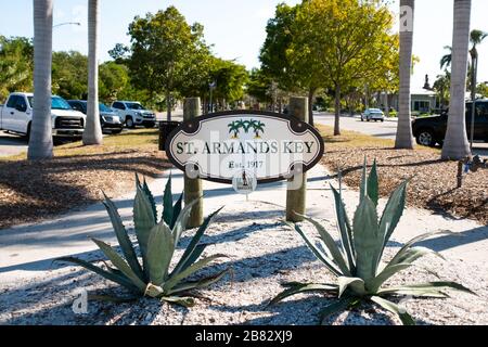 Sarasota, Florida, Stati Uniti. Sempre popolare tra turisti e locali, il St. Armand Circle on Lido Key è vicino a una città fantasma durante lo scoppio del COVID-19 Foto Stock