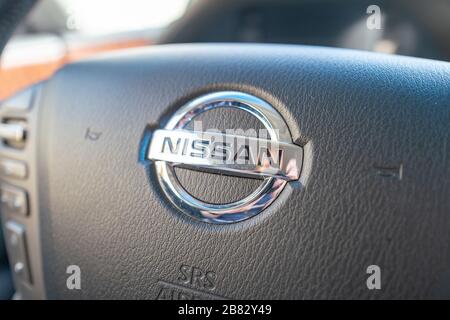 Primo piano del logo per l'automaker Nissan sul volante di una vettura, San Ramon, California, 5 marzo 2020. () Foto Stock