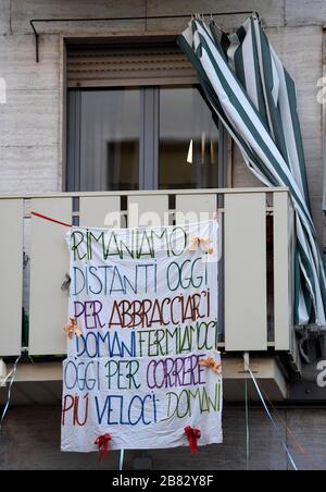 Milano, Italia. 19 Mar 2020. Milano, CORONAVIRUS - gente intorno alla città. Nella foto: Signboard Credit: Independent Photo Agency/Alamy Live News Foto Stock