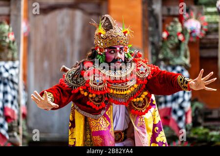 Un ballo del Performer Male durante UNO spettacolo di danza tradizionale Balinese Barong e Kris, Batabulan, Bali, Indonesia. Foto Stock