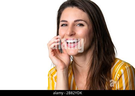 Cordiale donna bruna sorridente con bocca aperta, perfetto sorriso bianco dritto, denti sbiancanti Foto Stock