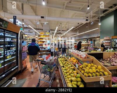 A seguito dell'annuncio di un ordine di rifugio per la San Francisco Bay Area, gli acquirenti hanno acquistato forniture last minute presso un mercato Whole Foods a Contra Costa County, San Ramon, California, durante uno scoppio del coronavirus COVID-19, il 16 marzo 2020. () Foto Stock