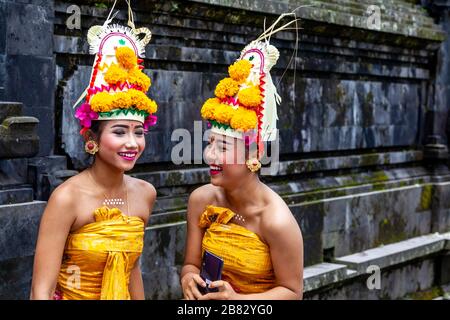 Happy Young Balinese Hindu Women alla cerimonia di Batara Turun Kabeh, al tempio di Besakih, Bali, Indonesia. Foto Stock