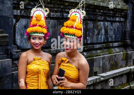 Happy Young Balinese Hindu Women alla cerimonia di Batara Turun Kabeh, al tempio di Besakih, Bali, Indonesia. Foto Stock