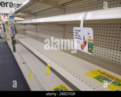 A seguito dell'annuncio di un ordine di rifugio per la San Francisco Bay Area, gli scaffali contenenti prodotti cartacei erano di base in una farmacia della Contra Costa County, San Ramon, California, durante uno scoppio del coronavirus COVID-19, 16 marzo 2020. () Foto Stock