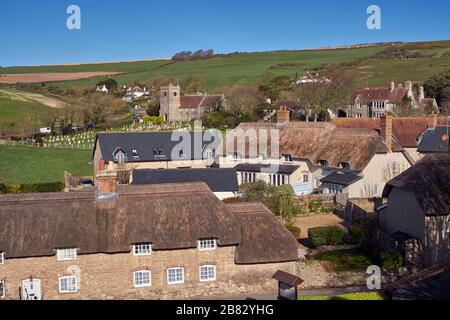 West Lulworth villaggio e Santa Trinity Chiesa. Dorset, Inghilterra. Foto Stock