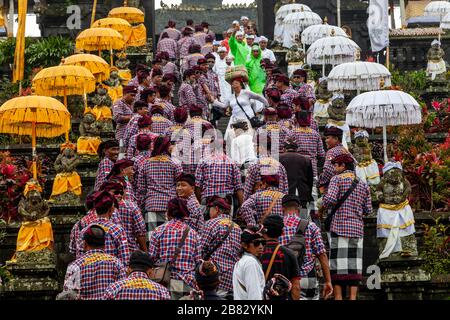 Popolo indù balinese alla cerimonia di Batara Turun Kabeh, al tempio di Besakih, Bali, Indonesia. Foto Stock