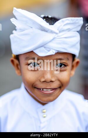 Un ragazzo indù balinese sorridente alla cerimonia di Batara Turun Kabeh, al Tempio di Besakih, Bali, Indonesia. Foto Stock