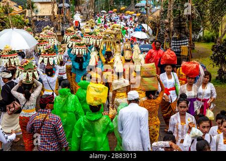 Popolo indù balinese alla cerimonia di Batara Turun Kabeh, al tempio di Besakih, Bali, Indonesia. Foto Stock