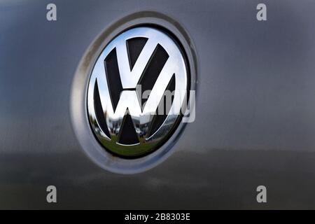 PRAGA, REPUBBLICA CECA - OTTOBRE 25 2017: Silver Volkswagen Company logo on grey car il 25 Ottobre 2017 a Praga, Repubblica Ceca. Foto Stock