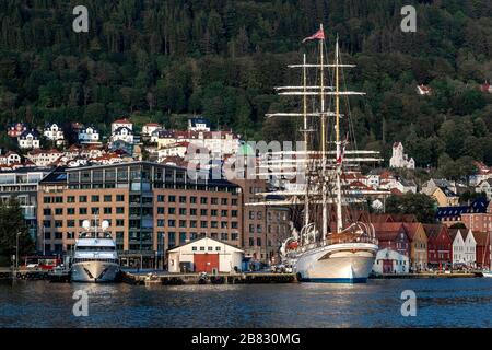 Lo yacht pure Bliss e il barque Statsraad Lehmkuhl ormeggiato a Bradbenken banchina nel porto di Bergen, Norvegia Foto Stock