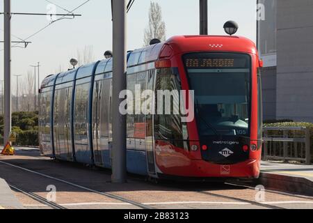 Madrid, Spagna - 3 marzo 2020: Treno della metropolitana Ligero Oeste di Madrid, servizio di trasporto pubblico, che opera attraverso la Ciudad del Cine. Foto Stock